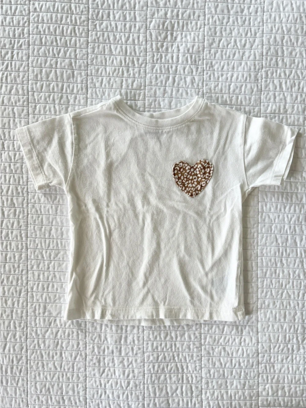 Old Navy White Short-Sleeve Tee with Leopard Heart Pocket Toddler Girls Size 2T